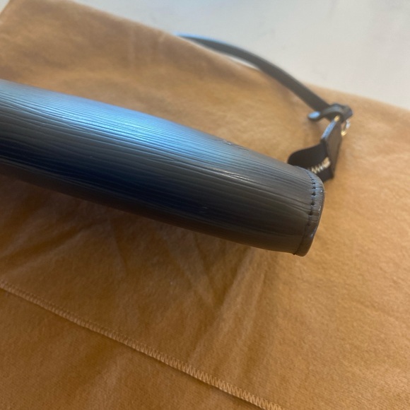 VINTAGE Louis Vuitton Epi Pochette Accessories - Picture 6 of 16